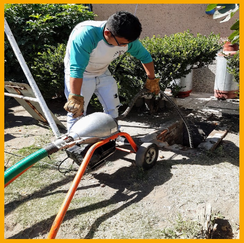 Mantenimiento y servicio de fontaneria desazolve destape de drenajes en la colonia Cruz Blanca