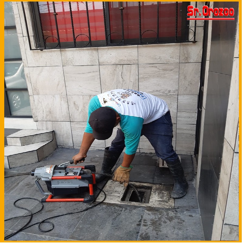 Mantenimiento y servicio de fontaneria desazolve destape de drenajes en la colonia El Yaqui